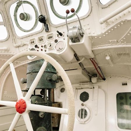 Reddingsboot Harlingen Boat Hotel Ngoại thất bức ảnh